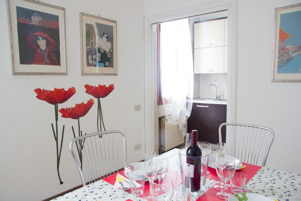Lovely Canal View Venice Room photo